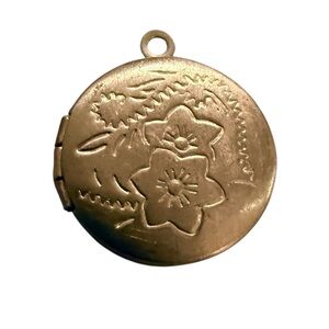 Vintage Brass Round Functional Locket with Two Flowers, Hinged, 20mm, Valentines